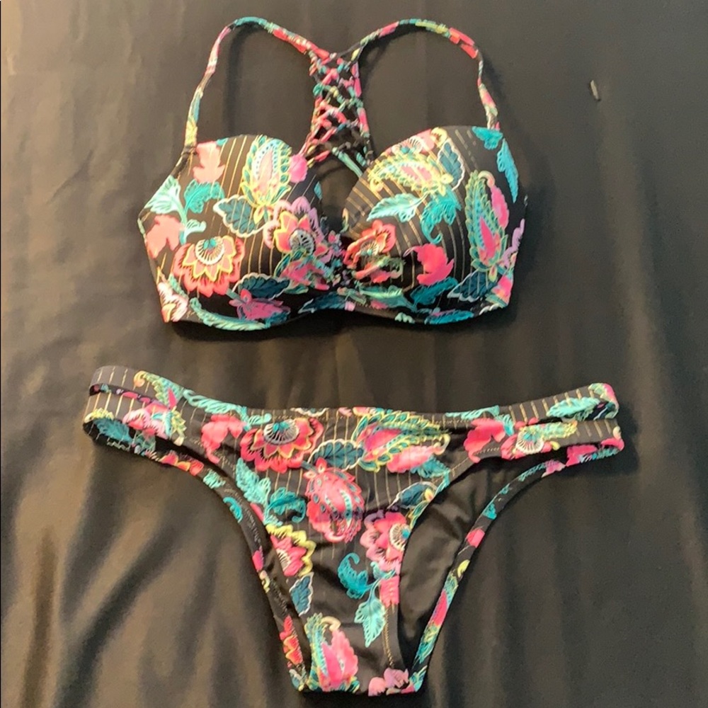 Shade & Shore bikini size 34dd top and XL bottoms.